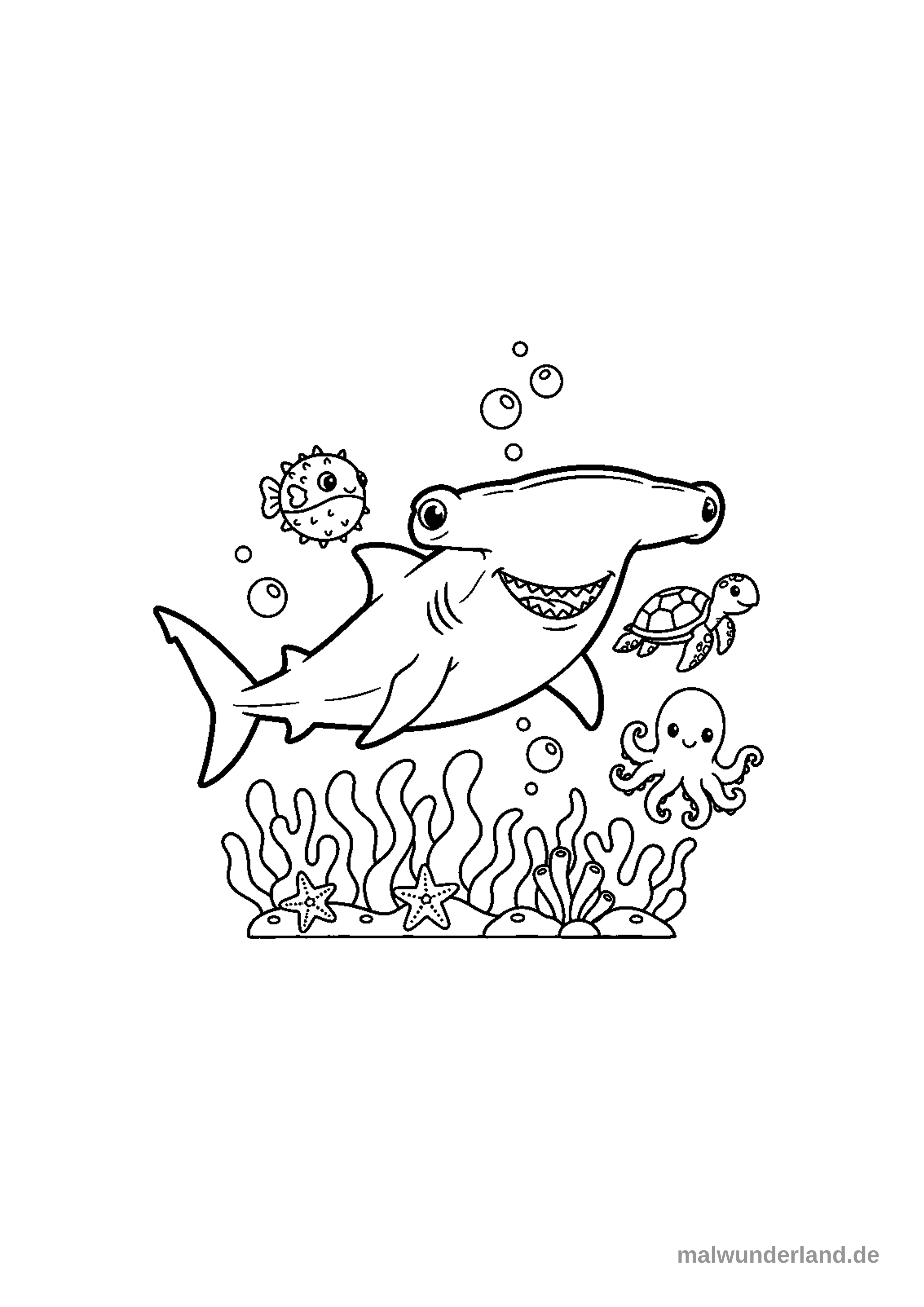Das Ausmalbild zeigt einen lächelnden Hammerhai, umgeben von einem kleinen Kugelfisch, einer Schildkröte und einem Oktopus, die alle im Wasser schweben. Im unteren Bereich sind Seegras, Korallen und zwei Seesterne auf dem Meeresboden dargestellt, während Blasen aufsteigen.