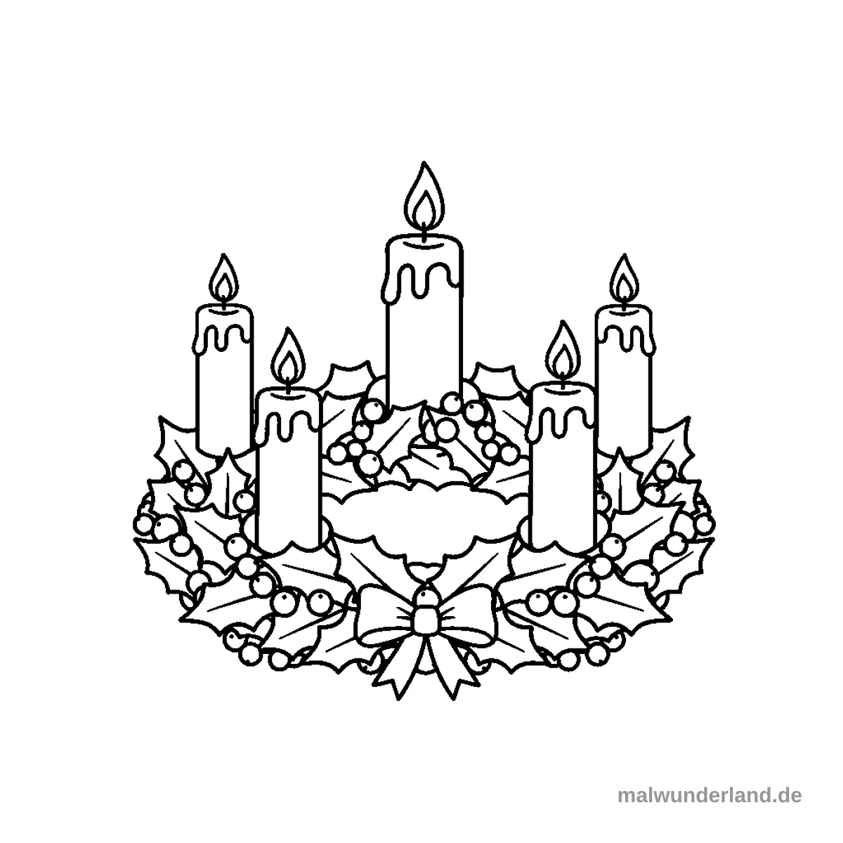 Das Bild zeigt einen detaillierten Adventkranz mit fünf brennenden Kerzen. Der Kranz ist reich verziert mit Stechpalmenblättern und zahlreichen Beeren, sowie einer großen Schleife an der Vorderseite.